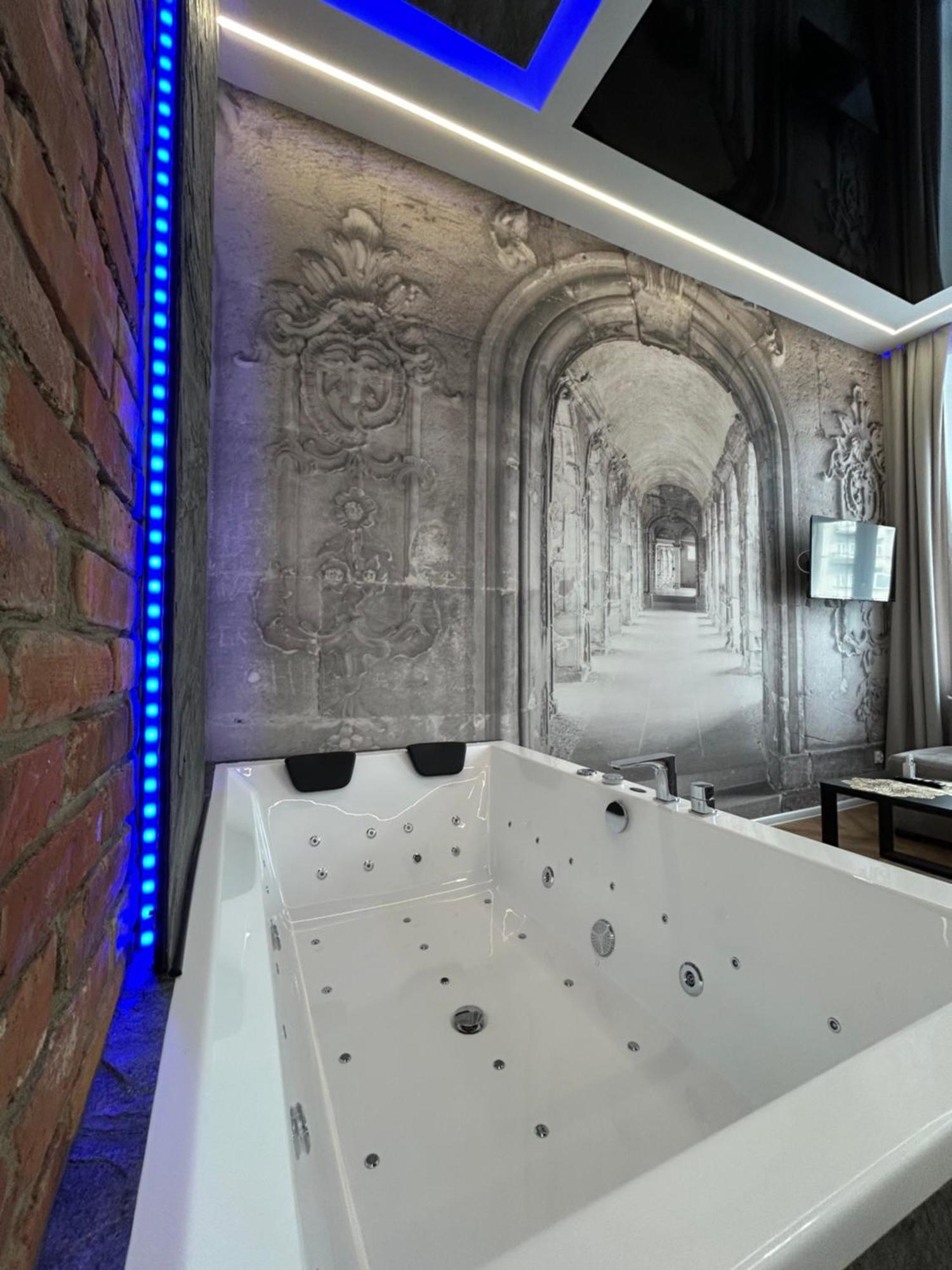 Sky Mirror Jacuzzi